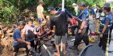 Sejumlah petugas langsung melakukan perbaikan imbas bocornya pipa PDAM