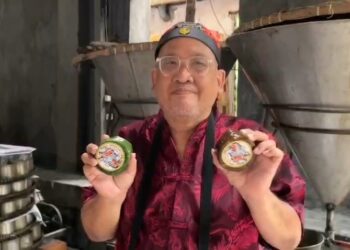 Produksi kue keranjang atau dodol Cina menjelang perayaan Imlek di Kota Cirebon mengalami penurunan