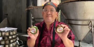 Produksi kue keranjang atau dodol Cina menjelang perayaan Imlek di Kota Cirebon mengalami penurunan