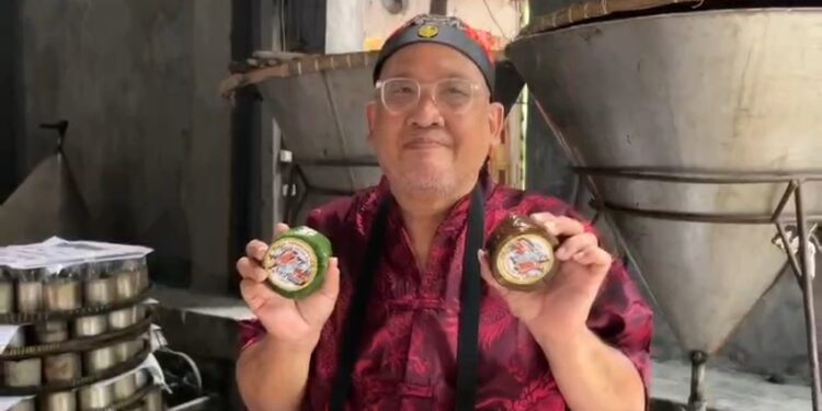 Produksi kue keranjang atau dodol Cina menjelang perayaan Imlek di Kota Cirebon mengalami penurunan