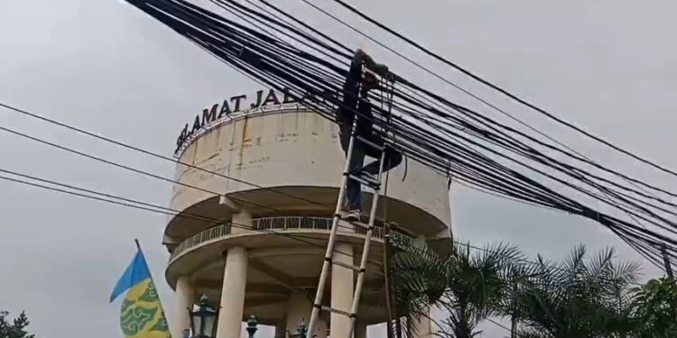 Kabel telekomunikasi yang terkesan kusut membentang di sepanjang jalan protokol Kota Cirebon mulai ditata