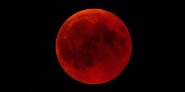 Bulan akan tampak merah semerah darah pada puncak gerhana Bulan total 3 Maret 2026.