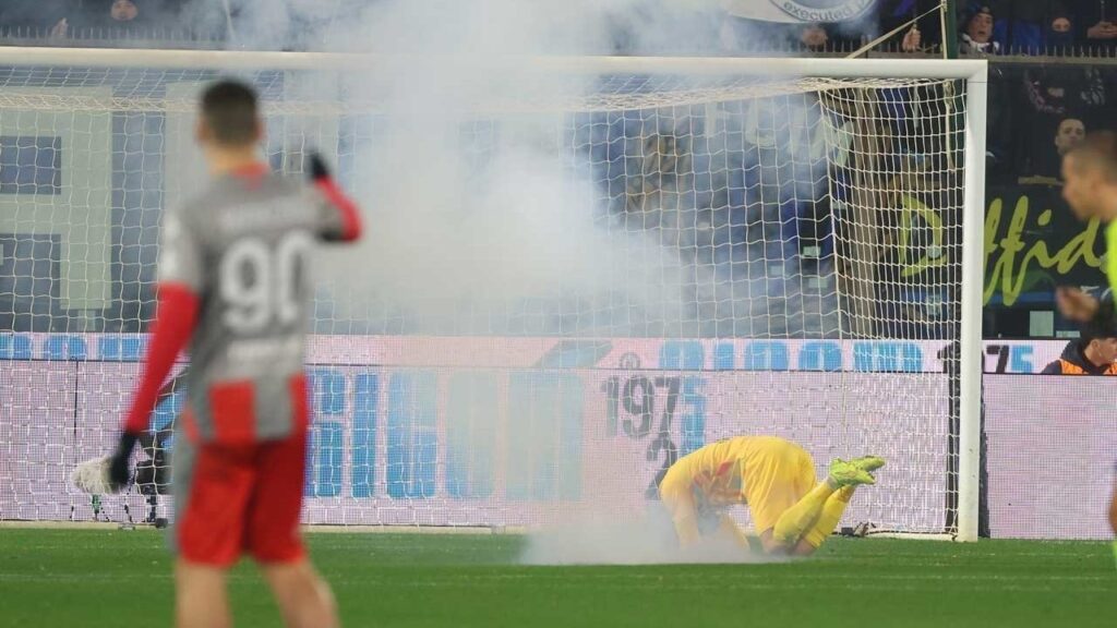 Emil Audero terkena lemparan petasan oleh fans Inter Milan