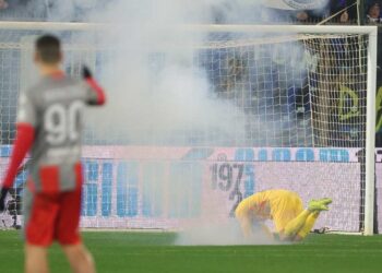 Emil Audero terkena lemparan petasan oleh fans Inter Milan