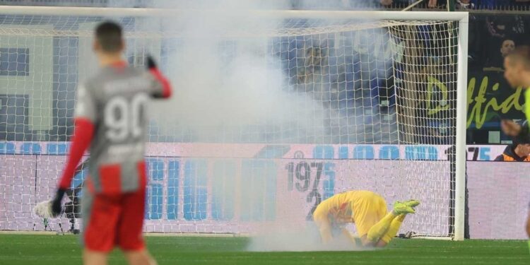 Emil Audero terkena lemparan petasan oleh fans Inter Milan