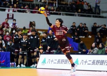 Outside hitter Indonesia, Farhan Halim, sedang melepaskan servis saat tampil bersama VC Nagano Tridents di Liga Voli Jepang 2025-2026. (INSTAGRAM.COM/VCNAGANO_OFFICIAL)