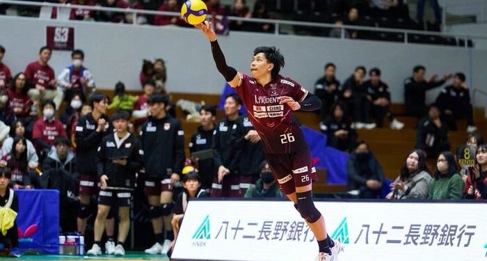 Outside hitter Indonesia, Farhan Halim, sedang melepaskan servis saat tampil bersama VC Nagano Tridents di Liga Voli Jepang 2025-2026. (INSTAGRAM.COM/VCNAGANO_OFFICIAL)