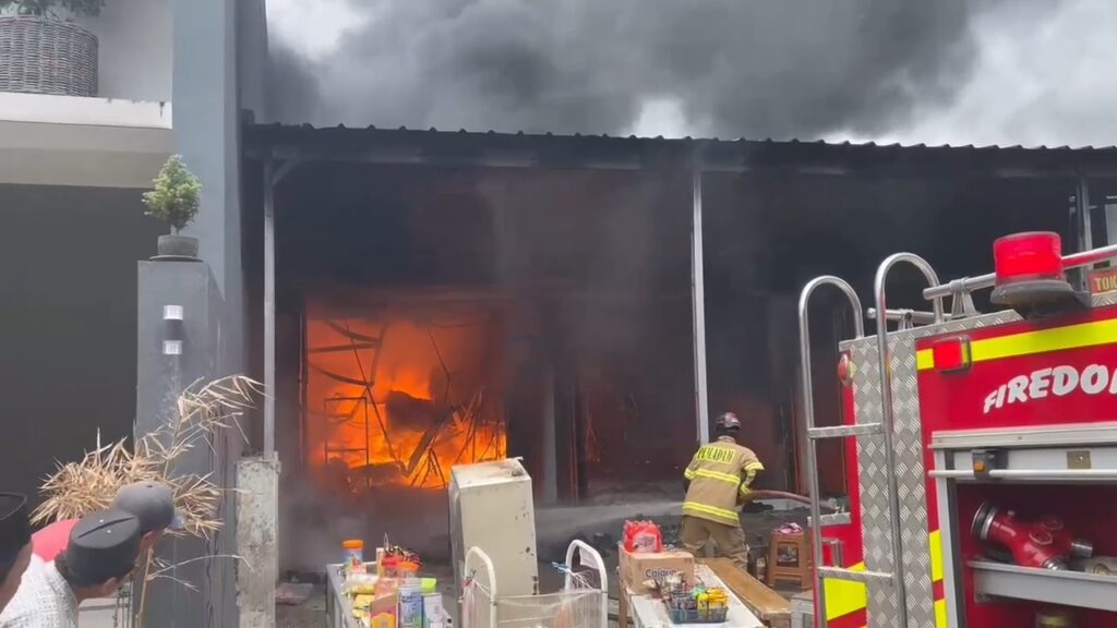 Kebakaran hebat, tiga ruko di Kabupaten Majalengka ludes terbakar