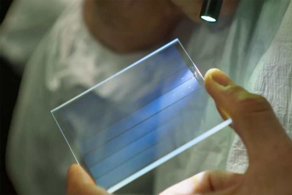 Microsoft Project Silica. Data berukuran 7 TB bisa disimpan di lempengan kaca berukuran 75 x 75 x 2 mm. Bentuknya berupa voxel yang dibentuk di bagian dalam kaca. Ketahanannya mencapai 10.000 tahun dan tak butuh listrik. (Microsoft)