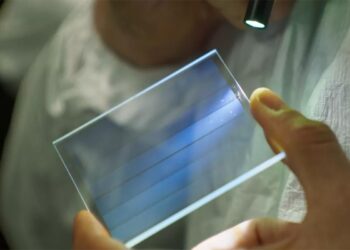 Microsoft Project Silica. Data berukuran 7 TB bisa disimpan di lempengan kaca berukuran 75 x 75 x 2 mm. Bentuknya berupa voxel yang dibentuk di bagian dalam kaca. Ketahanannya mencapai 10.000 tahun dan tak butuh listrik. (Microsoft)