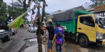 Kesal karena jalan tak kunjung diperbaiki, warga Desa Kanci, Kabupaten Cirebon, Jawa Barat, menggelar aksi protes pada Minggu pagi dengan menanam pohon pisang di lubang-lubang jalan yang rusak.