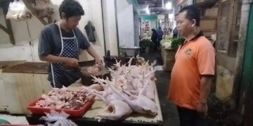 Harga daging ayam potong 43 ribu per kilogram di sejumlah pasar di Kuningan