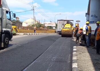 Jelang arus mudik, jalur Pantura Cirebon diperbaiki dengan penambalan aspal