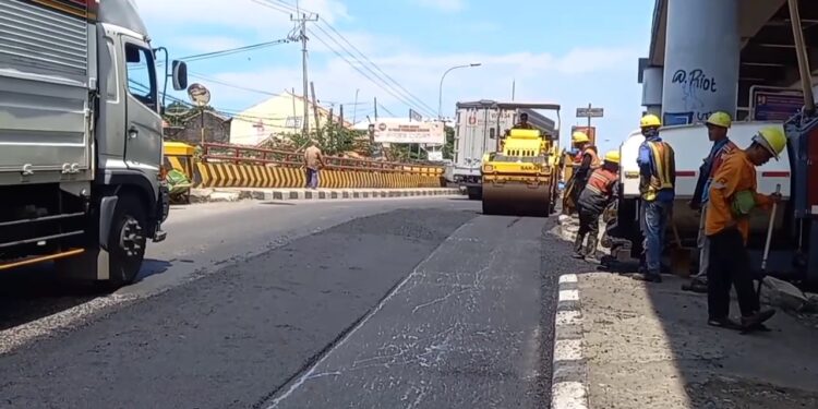 Jelang arus mudik, jalur Pantura Cirebon diperbaiki dengan penambalan aspal