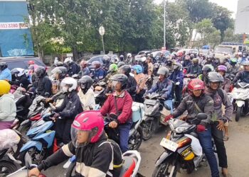 Iringan kendaraan pemudik balik ini terpantau padat di ruas Pantura bypass Kota Cirebon
