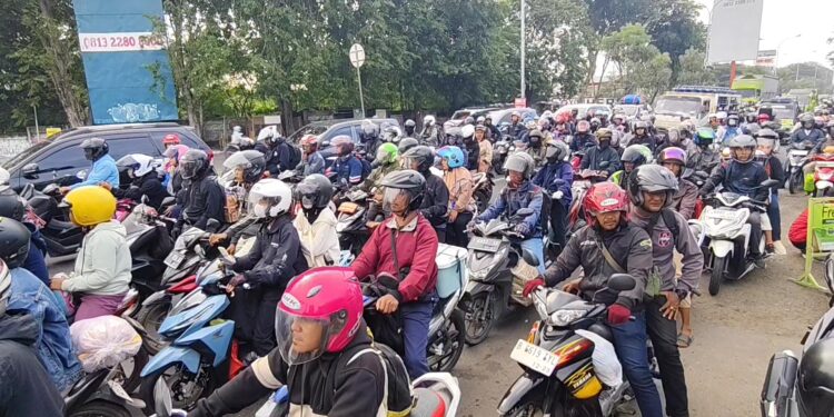Iringan kendaraan pemudik balik ini terpantau padat di ruas Pantura bypass Kota Cirebon