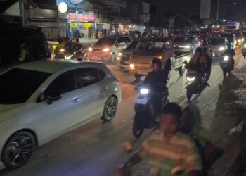 Gelombang arus balik di jalur arteri Pantura Cirebon, Jawa Barat, kian membludak pada Rabu malam