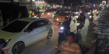 Gelombang arus balik di jalur arteri Pantura Cirebon, Jawa Barat, kian membludak pada Rabu malam