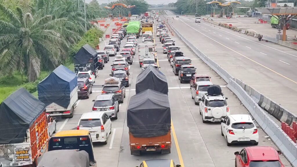 Volume kendaraan di ruas Tol Trans Jawa terpantau padat merayap. Korps Lalu Lintas (Korlantas) Mabes Polri memberlakukan sistem satu arah (one way) mulai dari KM 188 eks Gerbang Tol Palimanan, Kabupaten Cirebon