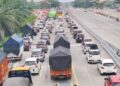 Volume kendaraan di ruas Tol Trans Jawa terpantau padat merayap. Korps Lalu Lintas (Korlantas) Mabes Polri memberlakukan sistem satu arah (one way) mulai dari KM 188 eks Gerbang Tol Palimanan, Kabupaten Cirebon