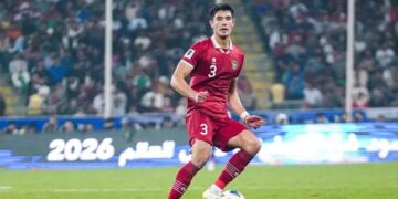 Elkan Baggott melawan Irak.