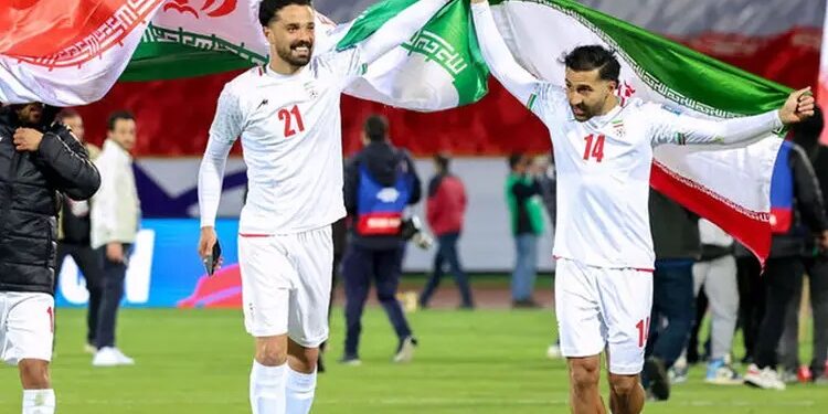 Dua pemain Iran merayakan keberhasilan lolos ke Piala Dunia 2026 usai bermain imbang dengan Uzbekistan pada 25 Maret 2025 lalu