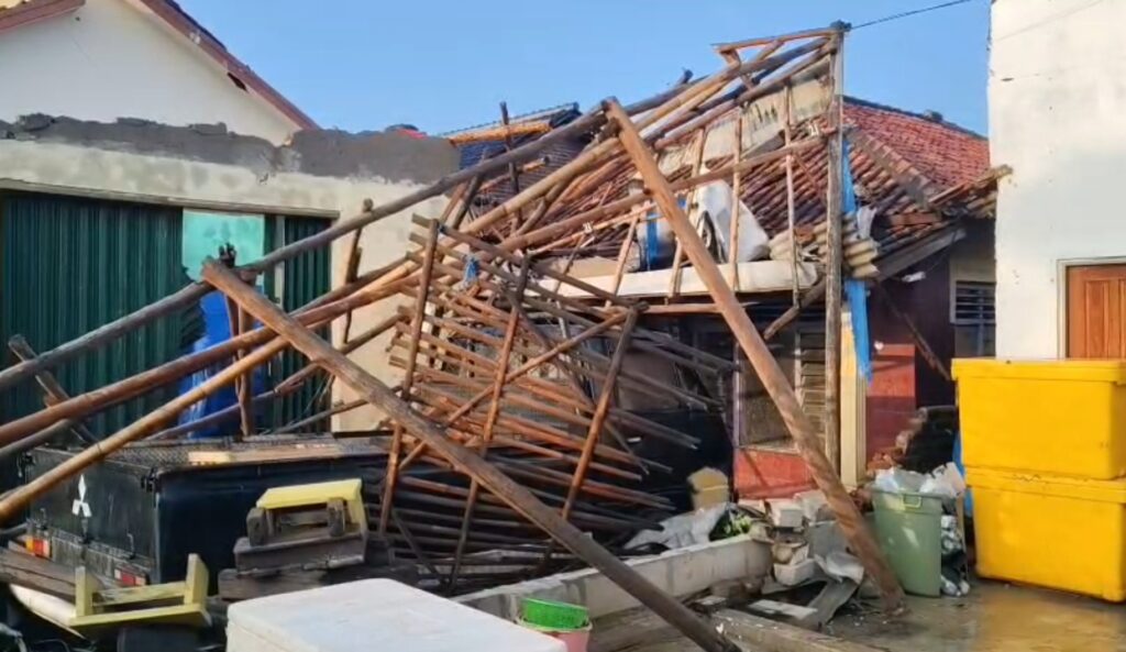 Ratusan rumah di dua kecamatan di Kabupaten Cirebon, Jawa Barat, porak-poranda usai diterjang angin puting beliung (Foto :Darfan)