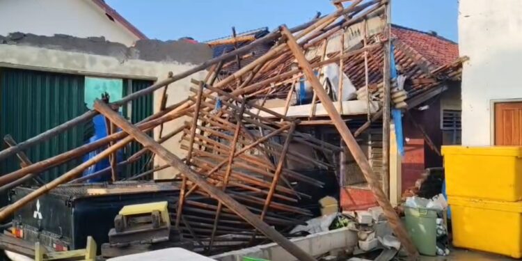 Ratusan rumah di dua kecamatan di Kabupaten Cirebon, Jawa Barat, porak-poranda usai diterjang angin puting beliung (Foto :Darfan)