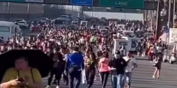 Warga Filipina berjalan kaki ke tempat kerja (Sumber : X)