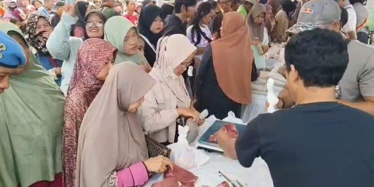 Masyarakat di sekitar Harjamukti, Kota Cirebon, menyerbu Gerakan Pangan Murah yang digelar Polres Cirebon Kota