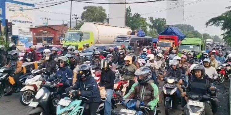 Gelombang arus mudik terus terjadi di jalur Pantura. Ribuan kendaraan bermotor dari arah Jakarta menuju Jawa Tengah dan Jawa Timur mengalami kepadatan di jalur Pantura Bypass Pemuda