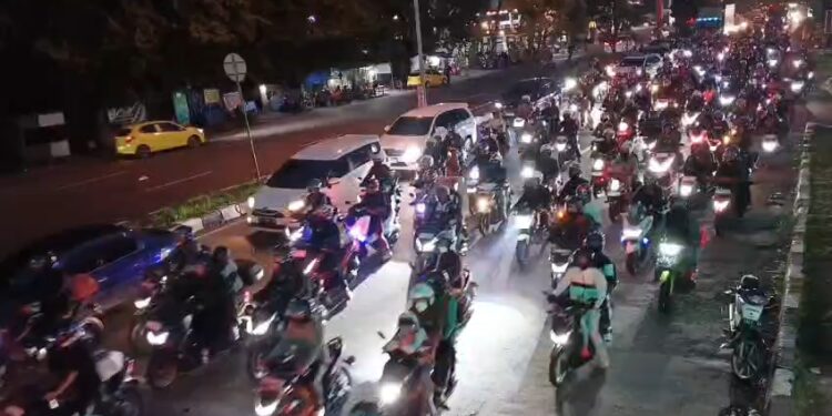 Iring-iringan kendaraan pemudik terus memadati arteri Pantura