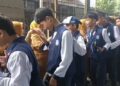 Suasana penuh semangat dan keceriaan terlihat di SMP Negeri 1 Kota Cirebon, Jawa Barat, Senin pagi.