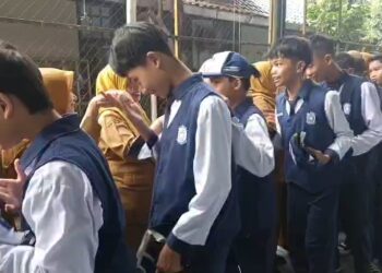 Suasana penuh semangat dan keceriaan terlihat di SMP Negeri 1 Kota Cirebon, Jawa Barat, Senin pagi.
