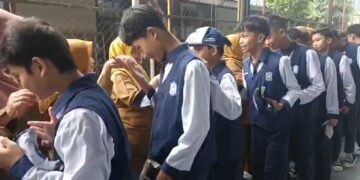 Suasana penuh semangat dan keceriaan terlihat di SMP Negeri 1 Kota Cirebon, Jawa Barat, Senin pagi.