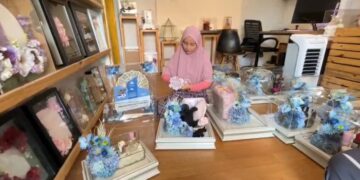 Bulan Syawal dalam kalender Islam membawa berkah tersendiri bagi pelaku usaha hias seserahan di Cirebon