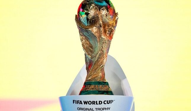 Trofi Piala Dunia FIFA dipajang saat proses undian playoff Kualifikasi Piala Dunia 2026 di Zurich, Swiss, Kamis, 20 November 2025. (c) Claudio Thoma/Keystone via AP