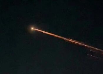 Tangkapan layar yang diduga meteor melintasi langit malam di Provinsi Lampung. Foto: Dok. Lampung Geh