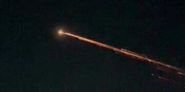 Tangkapan layar yang diduga meteor melintasi langit malam di Provinsi Lampung. Foto: Dok. Lampung Geh