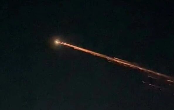 Tangkapan layar yang diduga meteor melintasi langit malam di Provinsi Lampung. Foto: Dok. Lampung Geh