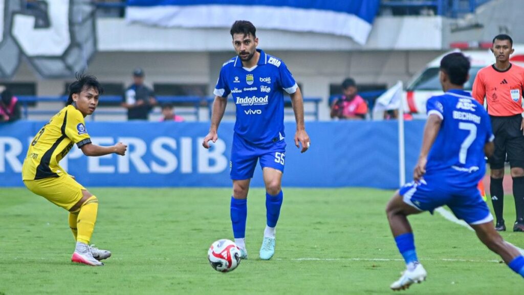 Aksi pemain Persib Bandung, Frans Putros, pada laga BRI Super League 2025/2026
