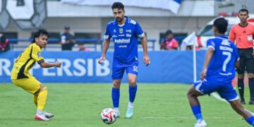 Aksi pemain Persib Bandung, Frans Putros, pada laga BRI Super League 2025/2026
