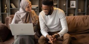 Ilustrasi suami dan istri sedang berdiskusi. Salah satu kiat istri cerdas agar suami sukses adalah menjadi teman diskusi yang asik. /Pexels.com/Monstera