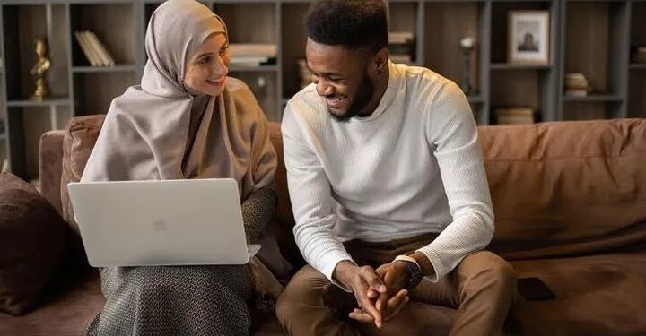 Ilustrasi suami dan istri sedang berdiskusi. Salah satu kiat istri cerdas agar suami sukses adalah menjadi teman diskusi yang asik. /Pexels.com/Monstera