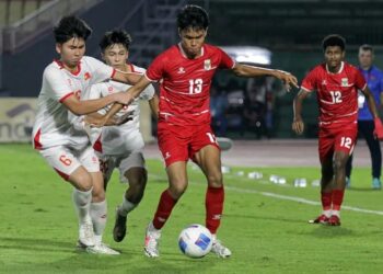 Pesepak bola Timnas Indonesia U-17 Sean Rahman Kastor (kedua kanan) menggiring bola dengan dibayangi pesepak bola Vietnam Quy Vuong Dao (kiri) pada pertandingan penyisihan grup A ASEAN U-17 Boys Championship atau AFF U-17 di Stadion Gelora Delta Sidoarjo, Jawa Timur, Minggu (19/4/2026). /Umarul Faruq/ANTARA FOTO