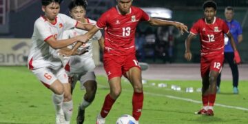 Pesepak bola Timnas Indonesia U-17 Sean Rahman Kastor (kedua kanan) menggiring bola dengan dibayangi pesepak bola Vietnam Quy Vuong Dao (kiri) pada pertandingan penyisihan grup A ASEAN U-17 Boys Championship atau AFF U-17 di Stadion Gelora Delta Sidoarjo, Jawa Timur, Minggu (19/4/2026). /Umarul Faruq/ANTARA FOTO