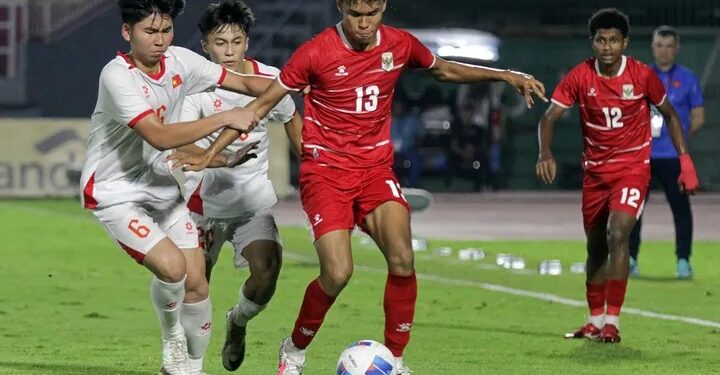 Pesepak bola Timnas Indonesia U-17 Sean Rahman Kastor (kedua kanan) menggiring bola dengan dibayangi pesepak bola Vietnam Quy Vuong Dao (kiri) pada pertandingan penyisihan grup A ASEAN U-17 Boys Championship atau AFF U-17 di Stadion Gelora Delta Sidoarjo, Jawa Timur, Minggu (19/4/2026). /Umarul Faruq/ANTARA FOTO