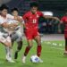 Pesepak bola Timnas Indonesia U-17 Sean Rahman Kastor (kedua kanan) menggiring bola dengan dibayangi pesepak bola Vietnam Quy Vuong Dao (kiri) pada pertandingan penyisihan grup A ASEAN U-17 Boys Championship atau AFF U-17 di Stadion Gelora Delta Sidoarjo, Jawa Timur, Minggu (19/4/2026). /Umarul Faruq/ANTARA FOTO