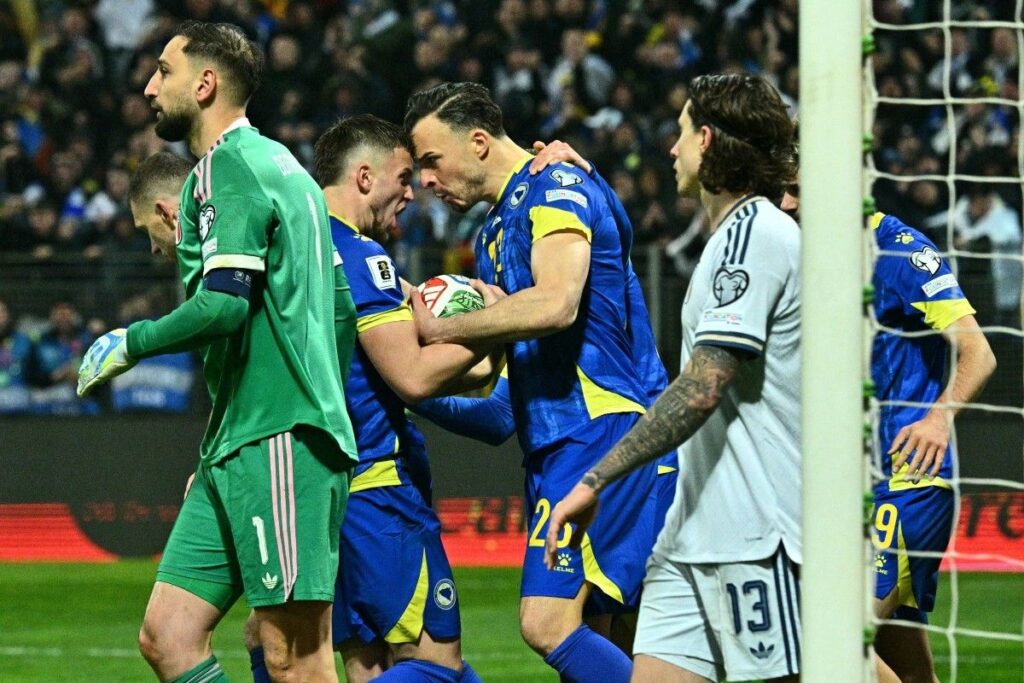 Penyerang Bosnia-Herzegovina Haris Tabakovic (C) merayakan gol bersama rekan-rekan setim setelah mencetak gol dalam laga final kualifikasi Piala Dunia FIFA 2026 zona Eropa antara Bosnia-Herzegovina dan Italia di stadion Bilino-Polje di Zenica pada 31 Maret 2026