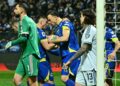 Penyerang Bosnia-Herzegovina Haris Tabakovic (C) merayakan gol bersama rekan-rekan setim setelah mencetak gol dalam laga final kualifikasi Piala Dunia FIFA 2026 zona Eropa antara Bosnia-Herzegovina dan Italia di stadion Bilino-Polje di Zenica pada 31 Maret 2026